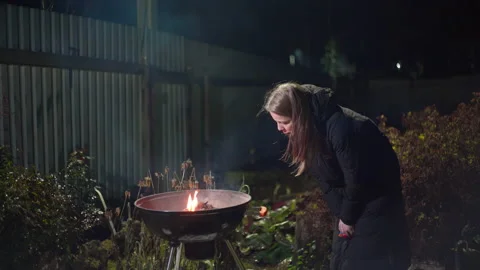 Girl in a black jacket makes a fire Vidéo 166964617