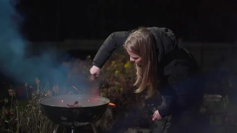 Girl in a black jacket makes a fire Видео 166964952