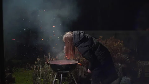 Girl in a black jacket makes a fire Видео 166965694