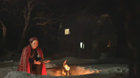 Girl by the bonfire. Stockbeeldmateriaal 106458031