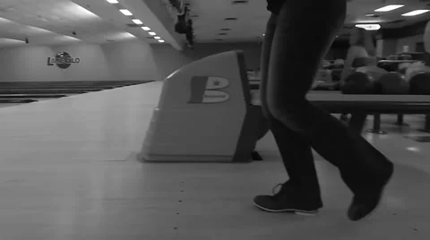 Girl bowling Vídeos de archivo 45352602