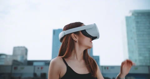 A girl in the business district using virtual reality Stock Footage 201681994