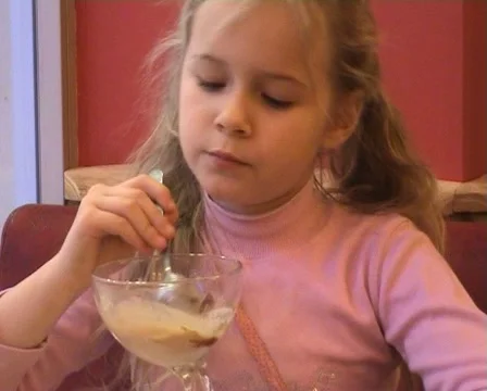 Girl in the Cafe Stock-Footage 1028715