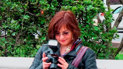 Girl with camera 库存影片 75936999