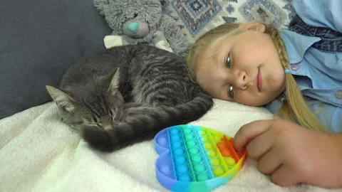 Girl with a cat Stockbeeldmateriaal 238775520
