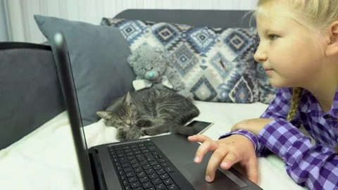 Girl with a cat Stockbeeldmateriaal 238775689