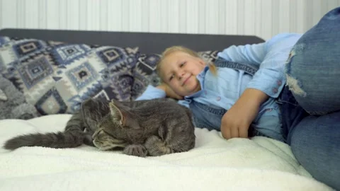 Girl with a cat Stockbeeldmateriaal 238775741