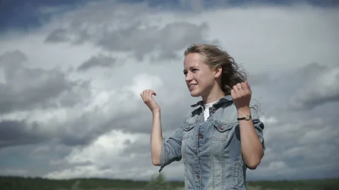 Girl catches the wind Stock-Footage 90075853