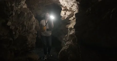 Girl in cave with a flashlight Video stock 170045592