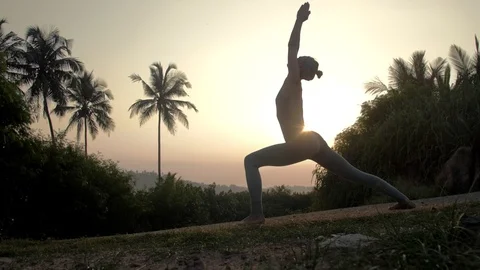 Girl changes warrior pose to plank at sunset slow motion Vidéo 112261343