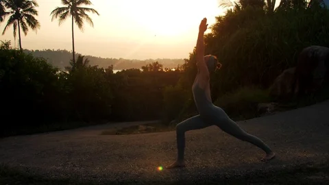 Girl changes warrior pose to upward facing dog slow motion Vidéo 112260944
