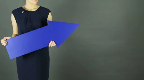 Girl Chooses Between Two Objects. Vídeos de archivo 62051825