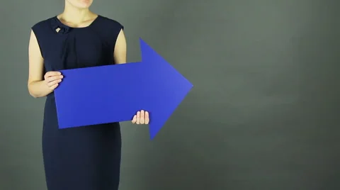 Girl Chooses Between Two Objects. Vídeos de archivo 62051832