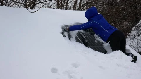 A girl cleans the solar panel from the snow on the roof of her house. Cleanin Vídeos de archivo 167667211