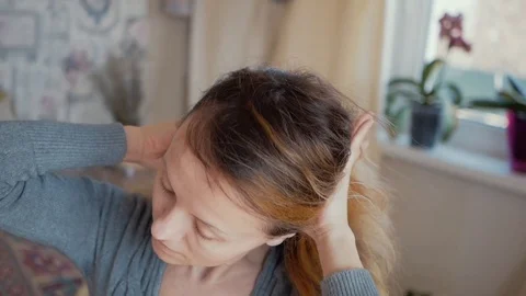 Girl combing her hair Vídeo Stock 89209953