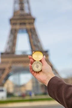 Girl with a compass in hands near the Eiffel Tower in Paris. Selective focus. Foto stock