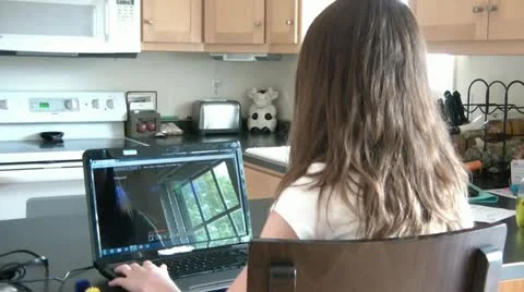 Girl on Computer Gaming Видео 12583000
