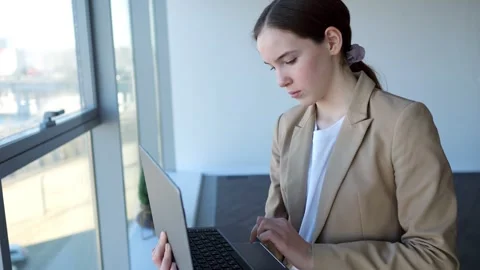 Girl concentrates on solving complex problem on laptop Vidéo 330103140