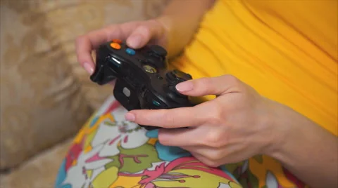 Girl on the Couch Playing Console Vidéo 61139816