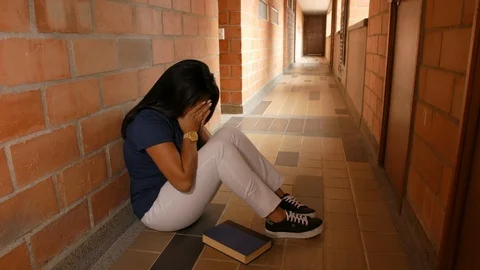 Girl crying in a corridor Vídeo Stock 95237110
