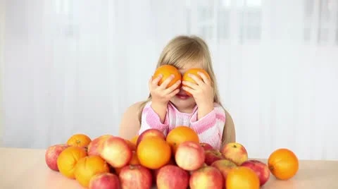 Girl dabbles with oranges Vídeos de archivo 10718133