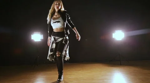 The girl dancer dancing on camera 動画素材 68396445