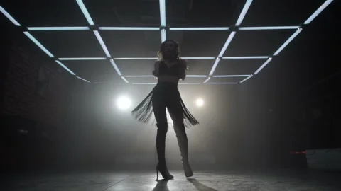 The girl dances alone Видео 86868154