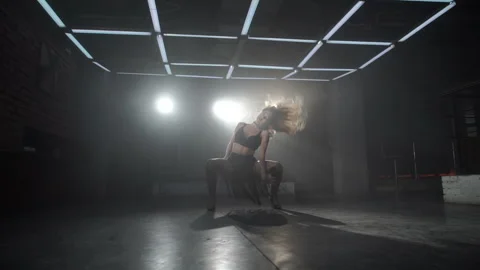 A girl dances in an empty room 動画素材 86757557