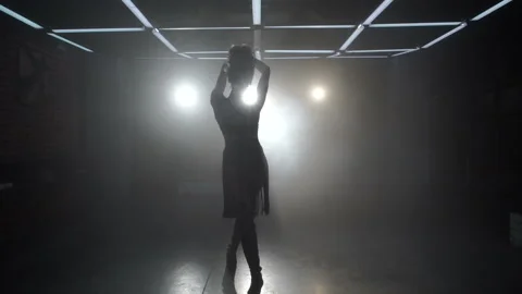 Girl dancing on the background of light 库存影片 86869435