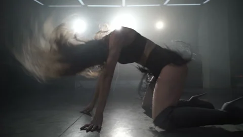 Girl dancing lying on the floor 库存影片 86811586