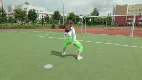 Girl dancing modern dance in the open air. Booty Dance. Slow motion. Gimbal shot Stock Footage 133372047