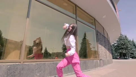 Girl dancing modern dance in the open air. Booty Dance. Gimbal shot. Slow motion Stock Footage 133607482