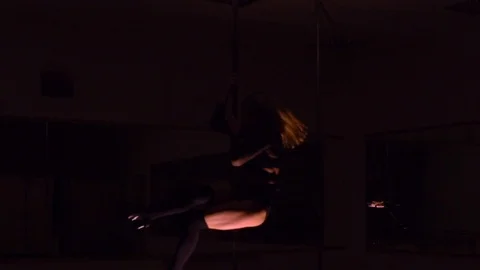 Girl dancing pole dance Stockbeeldmateriaal 86429940