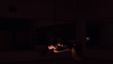 Girl dancing pole dance Stockbeeldmateriaal 86429976