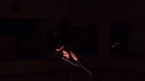 Girl dancing pole dance Vídeo Stock 86430005