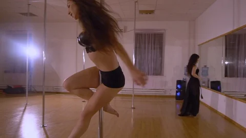 Girl dancing on a pole 스톡 동영상 86435109