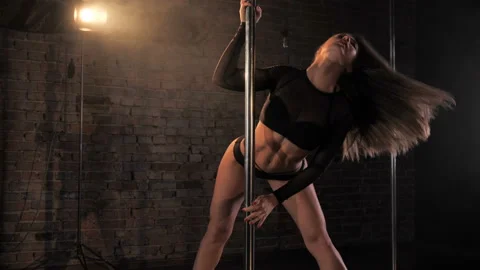 Girl dancing on the pole Видео 107153890