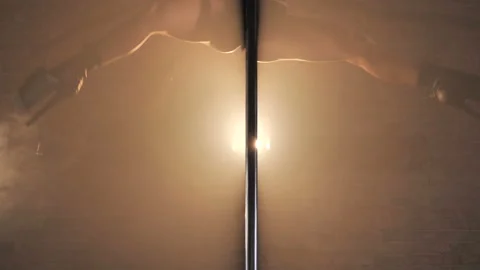 Girl dancing on a pole 库存影片 107174816