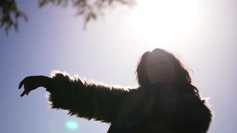 Girl dancing in the sun Vidéo 169574544