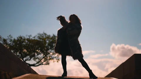 Girl dancing in sunset Vidéo 169574464