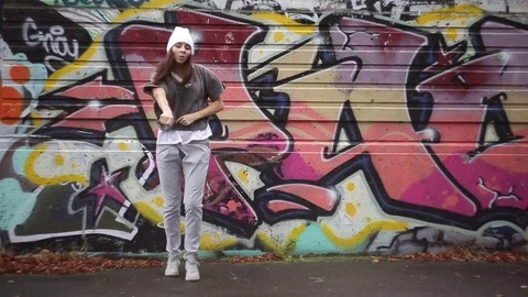 Girl dancing tectonics on graffiti background. 動画素材 73458147