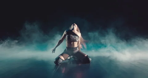 The girl is dancing while sitting on her knees Видео 153662863