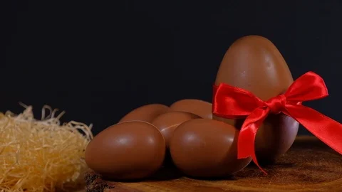 Girl decorates an Easter chocolate eggs Stock Footage 124743911