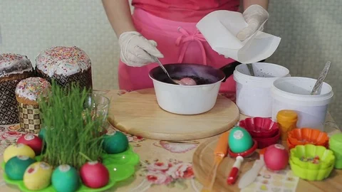 The girl decorates Easter eggs in a solution Video stock 76645478