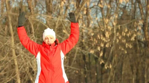 Girl does body exercises, winter afternoon on snow Vidéo 21822982