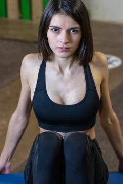 The girl does exercise for the press on the bench in the gym Foto stock