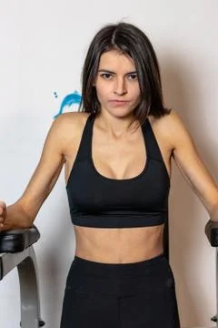 The girl does exercise on the press on the simulator in the gym Foto stock
