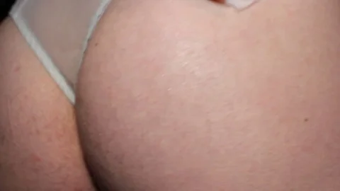 The girl does herself an injection in the buttock, syringe medicine antibioti Vídeo Stock 85110224