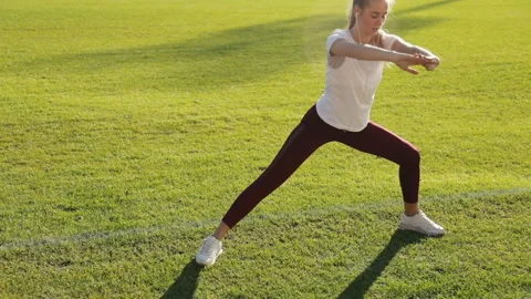 Girl Does Morning Exercise 库存影片 101541203