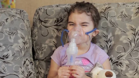The girl does not want to do inhalation. Indulge during the procedure. Wrinkle Video stock 71752823